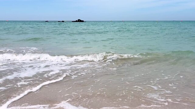 穏やかな波が寄せる白い砂浜