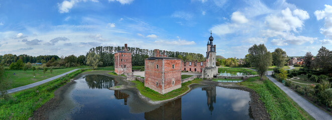vue panoramique du château des ducs d'Havré , situé en Belgique, au nord-est de la ville de Mons. Après les canicules de l'été 2026, les douves sont très sèches  © Jean-Marc RICHARD