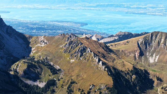 Vue a&eacute;rienne plongeante du lac de Lovenex, lac alpin situ&eacute; dans les Alpes suisses du Valais