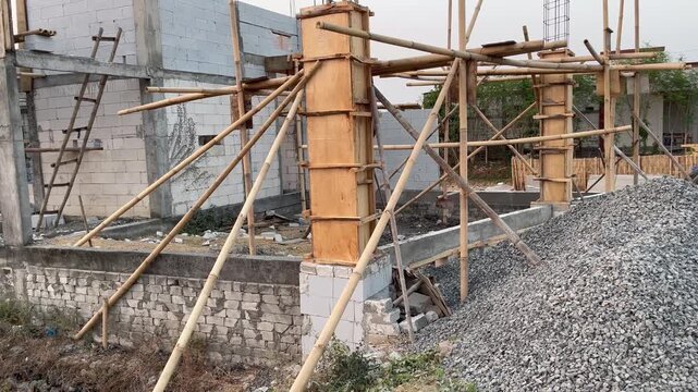 Reinforced concrete column construction with wooden formwork and bamboo scaffolding