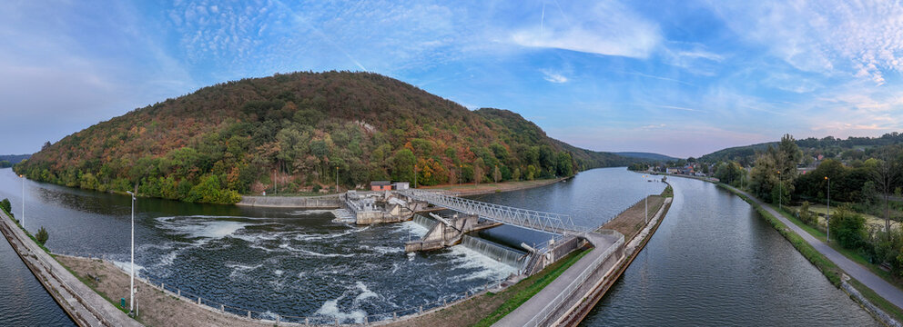 vue a&eacute;rienne panoramique du barrage d'Hermetton  dans la commune d'Hasti&egrave;re (province de Namur), en Belgique. les remous de l'eau de la Meuse en fin d'apr&egrave;s midi