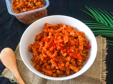Orek tempe is a typical Indonesian food, specifically a Javanese dish made from tempeh which is cut into cubes or sliced ​​sticks and cooked with special spices, namely Javanese sugar.