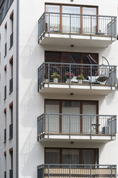Fassade eines neu gebauten Wohnhauses in der Innenstadt von Danzig, Gdansk in Polen