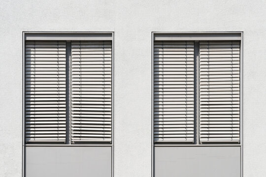 Fenster mit verschlossener Jalousie als Sonnenschutz an einem B&uuml;rogeb&auml;ude