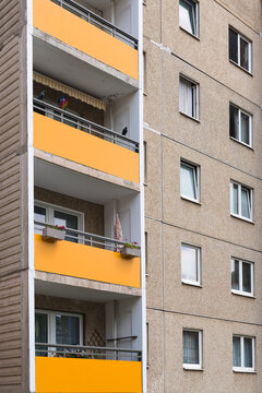 unsanierter DDR-Plattenbau in der Innenstadt von Magdeburg in Deutschland