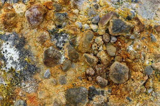 Detailaufnahme der vulkanischen Bodens im Geothermalgebiet Kerlingarfj&ouml;ll in Island mit bunt gef&auml;rbten Mineralien