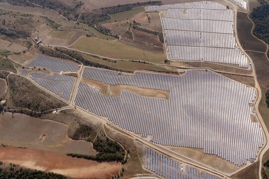 Photovoltaic system on the Plateau de Valensole, electricity, energy, energy production, energy source, energy supply, alternative energy, alternative energy, solar panel, solar system, solar energy, solar collector, solar panel, solar power system, solar energy, solar collector, electricity, electricity generation, electricity production, Southern Europe, Southern France, aerial photo, Valensole, Alpes-de-Haute-Provence, France