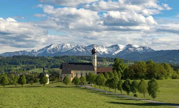 Pilgrimage church St. Marinus and Anian in Wilparting, back Mangfall mountains, community Irschenberg, Oberland, Oberbayern, Bayern, Germany