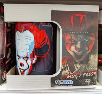 Taza de desayuno con Pennywise de It Chapter Two, en su caja oficial de merchandising, tienda Toy Planet, Madrid, Espa&ntilde;a, 13 de septiembre de 2026