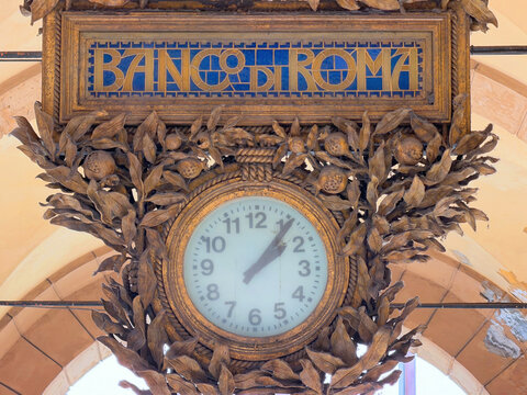 vecchio orologio con insegna Banco di Roma a bologna italia