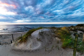 Piękny wieczór.Zachód słońca na plaży Dziwnowie. © Oktawian