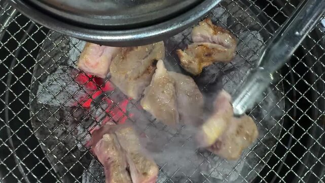 한국식 바베큐 숯불 돼지고기
