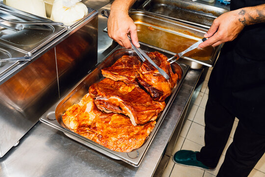 Preparing roasted meat trays