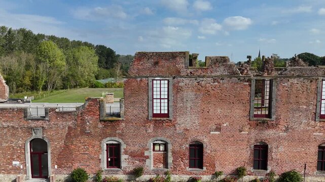 Le ch&acirc;teau d'Havr&eacute; pr&egrave;s de Mons en Belgique. Cette forteresse est restaur&eacute;e pr&egrave;s du donjon &agrave; la toiture originale. Les autres murs en briques rouges sont endommag&eacute;s et les douves presque &agrave; sec en &eacute;t&eacute; 