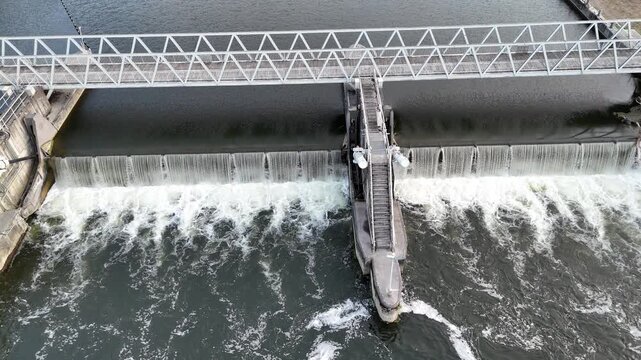 vue a&eacute;rienne du barrage-&eacute;cluse qui se situe entre les villages de Hermeton-sur-Meuse et d'Hasti&egrave;re de la commune namuroise de Hasti&egrave;re en r&eacute;gion wallonne. Belgique septembre 2026