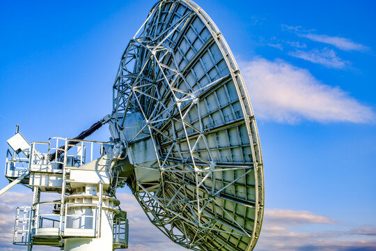 Radio telescope of a satellite earth station