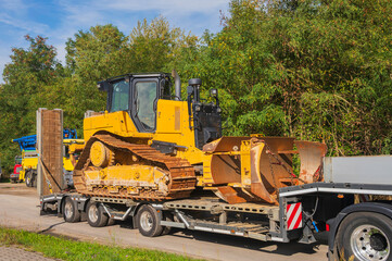 Eine Planierraupe auf einem Tieflader © Ronald Rampsch