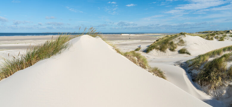 Breiter Nordseestrand mit wei&szlig;en D&uuml;nen und Strandhafer