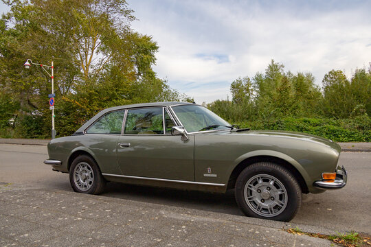 Pinin Farina Peugot 504 Coupe C14 parked on a city street