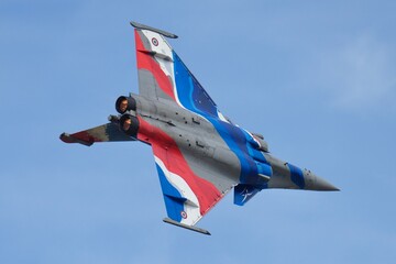 Fototapeta premium Rafale Solo Display 2026 en descente Post Combustion
