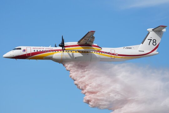 S&eacute;curit&eacute; Civile Dash 8 gros largage gros plan