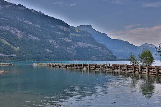 Der Urnersee in Fl&uuml;elen in der Schweiz unter Wolken