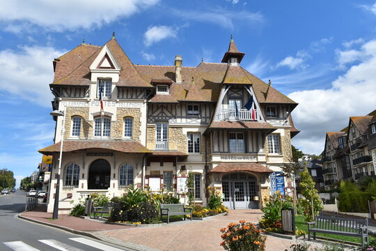 BLONVILLE-SUR-MER, FRANCE - 7 SEPTEMBRE 2026 : Fa&ccedil;ade &agrave; colombages du b&acirc;timent historique abritant la Mairie et le bureau de La Poste en Normandie.