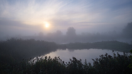 Zamglony magiczny świt nad dziką rzeką