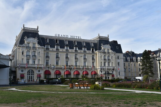 CABOURG, FRANCE - 7 SEPTEMBRE 2026 : Fa&ccedil;ade historique du Grand H&ocirc;tel de Cabourg, architecture embl&eacute;matique de la Belle &Eacute;poque avec ses drapeaux en Normandie.