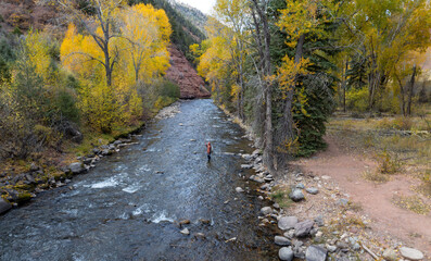 Obraz premium Man Fly-Fishing On The San Miguel River Fall Time Colorado
