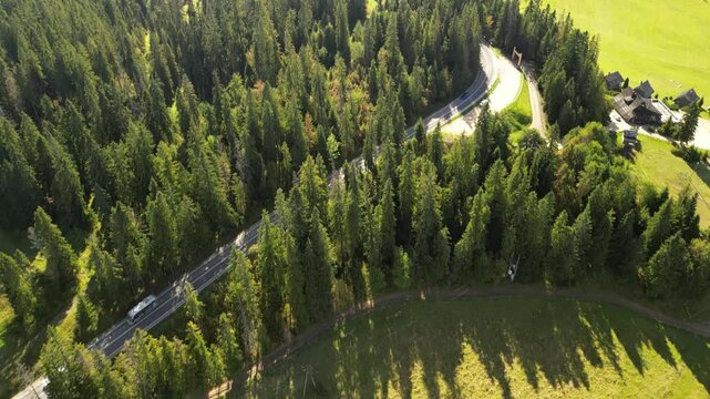 Bukowina Tatrzańska - Polska
Piękny widok na Tatry Wysokie nagrany dronem w słoneczny dzień. G&oacute;ry, chmury, słońce, pola, droga g&oacute;rska, las, Podhale.