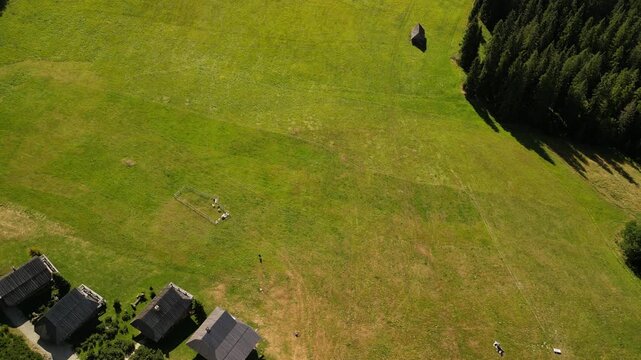 Bukowina Tatrzańska - Polska
Piękny widok na Tatry Wysokie nagrany dronem w słoneczny dzień. G&oacute;ry, chmury, słońce, pola, droga g&oacute;rska, las, Podhale.