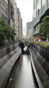 都市部のビルの間に流れる川