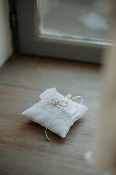 Alliances de mariage pos&eacute;es sur un coussin blanc d&eacute;cor&eacute; de dentelle