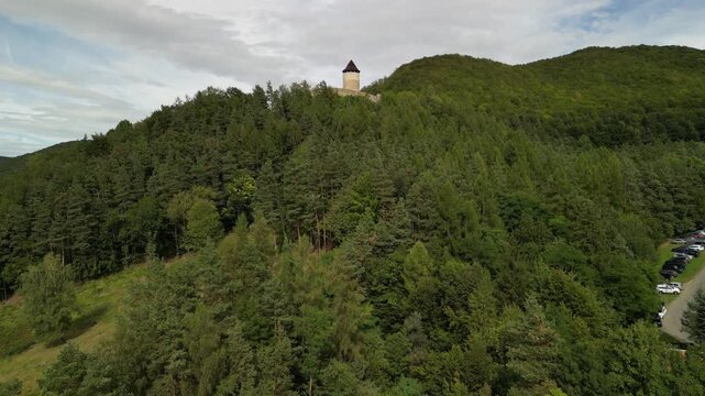 Rytro - Polska
Odnowione ruiny XIII wiecznej waroni na wzg&oacute;rzu. Ujęcie nagrane dronem, piękne widoki na okoliczne g&oacute;ry, rzeka Poprad. Doliny, g&oacute;ry, las, drzewa, domy