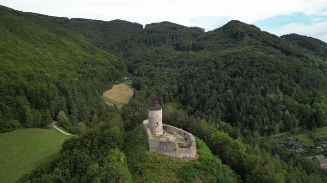 Rytro - Polska
Odnowione ruiny XIII wiecznej waroni na wzg&oacute;rzu. Ujęcie nagrane dronem, piękne widoki na okoliczne g&oacute;ry, rzeka Poprad. Doliny, g&oacute;ry, las, drzewa, domy