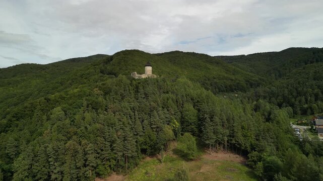 Rytro - Polska
Odnowione ruiny XIII wiecznej waroni na wzg&oacute;rzu. Ujęcie nagrane dronem, piękne widoki na okoliczne g&oacute;ry, rzeka Poprad. Doliny, g&oacute;ry, las, drzewa, domy