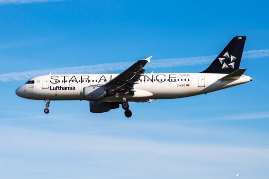 Lufthansa Airbus A320 (D-AIPC) landing at Hamburg Airport on July 6, 2017 in Hamburg, Germany