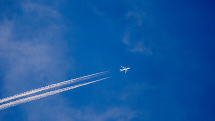 雲を作りながら飛ぶ飛行機 © S造園