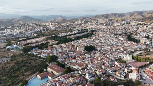 Vista a&eacute;rea del distrito de Puerto de la Torre en M&aacute;laga, Espa&ntilde;a. Plano cinematogr&aacute;fico con dron de la zona residencial, casas adosadas y expansi&oacute;n urbana en las afueras de la ciudad.