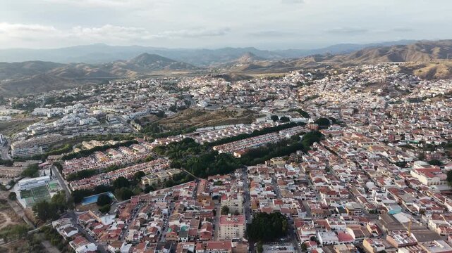 Vista a&eacute;rea del distrito de Puerto de la Torre en M&aacute;laga, Espa&ntilde;a. Plano cinematogr&aacute;fico con dron de la zona residencial, casas adosadas y expansi&oacute;n urbana en las afueras de la ciudad.