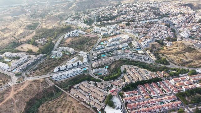Vista a&eacute;rea del distrito de Puerto de la Torre en M&aacute;laga, Espa&ntilde;a. Plano cinematogr&aacute;fico con dron de la zona residencial, casas adosadas y expansi&oacute;n urbana en las afueras de la ciudad.