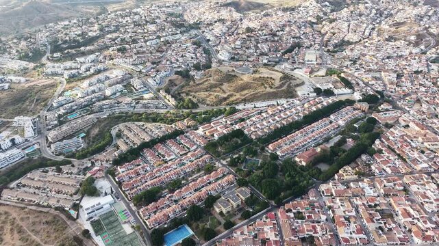 Vista a&eacute;rea del distrito de Puerto de la Torre en M&aacute;laga, Espa&ntilde;a. Plano cinematogr&aacute;fico con dron de la zona residencial, casas adosadas y expansi&oacute;n urbana en las afueras de la ciudad.