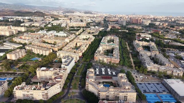 Perspectiva a vista de p&aacute;jaro del distrito universitario de Teatinos en M&aacute;laga. V&iacute;deo profesional con dron mostrando las amplias avenidas, modernos bloques de apartamentos y expansi&oacute;n urbana en Andalu
