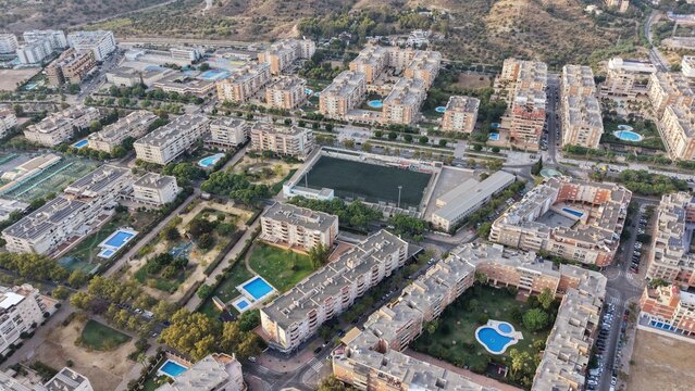Perspectiva a vista de p&aacute;jaro del distrito universitario de Teatinos en M&aacute;laga. V&iacute;deo profesional con dron mostrando las amplias avenidas, modernos bloques de apartamentos y expansi&oacute;n urbana en Andalu