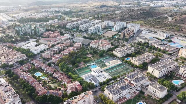 Perspectiva a vista de p&aacute;jaro del distrito universitario de Teatinos en M&aacute;laga. V&iacute;deo profesional con dron mostrando las amplias avenidas, modernos bloques de apartamentos y expansi&oacute;n urbana en Andalu
