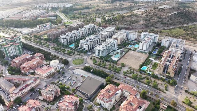 Perspectiva a vista de p&aacute;jaro del distrito universitario de Teatinos en M&aacute;laga. V&iacute;deo profesional con dron mostrando las amplias avenidas, modernos bloques de apartamentos y expansi&oacute;n urbana en Andalu