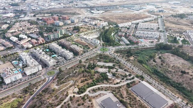 Perspectiva a vista de p&aacute;jaro del distrito universitario de Teatinos en M&aacute;laga. V&iacute;deo profesional con dron mostrando las amplias avenidas, modernos bloques de apartamentos y expansi&oacute;n urbana en Andalu