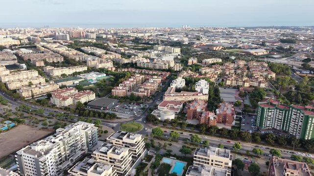 Perspectiva a vista de p&aacute;jaro del distrito universitario de Teatinos en M&aacute;laga. V&iacute;deo profesional con dron mostrando las amplias avenidas, modernos bloques de apartamentos y expansi&oacute;n urbana en Andalu