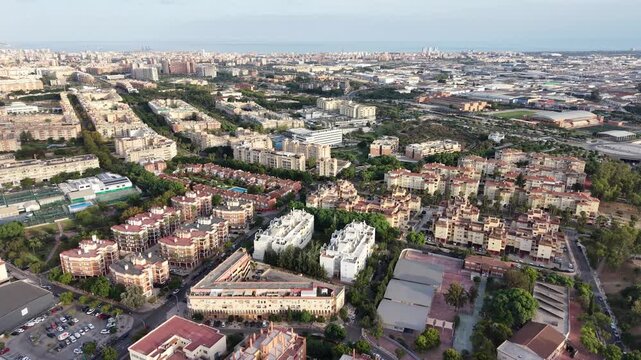 Perspectiva a vista de p&aacute;jaro del distrito universitario de Teatinos en M&aacute;laga. V&iacute;deo profesional con dron mostrando las amplias avenidas, modernos bloques de apartamentos y expansi&oacute;n urbana en Andalu